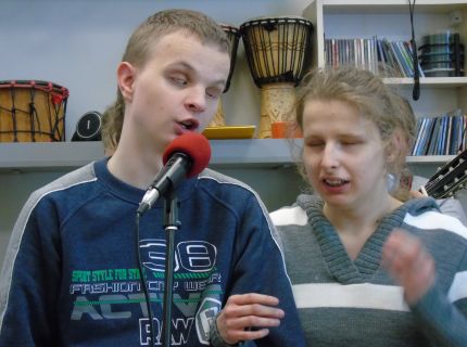 uczniowie podczas zabawy