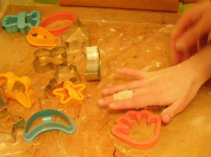 dzieci wycinaj foremkami pierniki