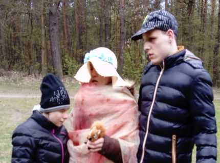 uczniowie na polanie w lesie