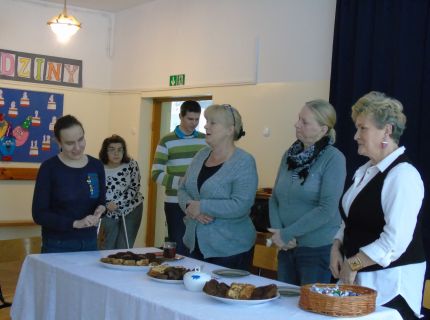 zdjcie bab przy stole