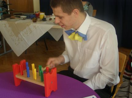 pawe� uderza m�otkiem podczas licytacji