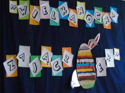 dekoracja z napisem wielkanocny zajc